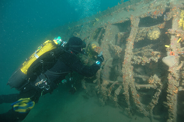 Ronilac pokraj olupine u podmorju Jadrana